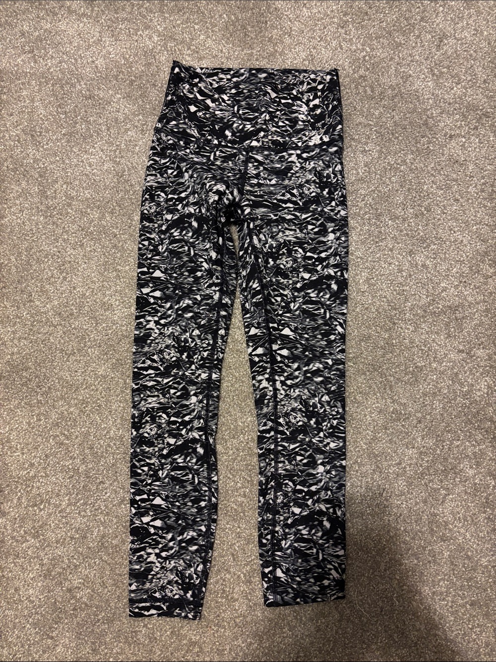 Lululemon High-Waist Black & White Patterned Leggings; sz 4